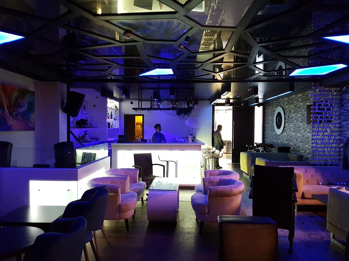 The Centre Point Hotel Madras Buitenkant foto